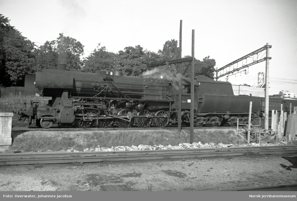 Damplokomotiv type 63a nr. 5855 på Kristiansand stasjon