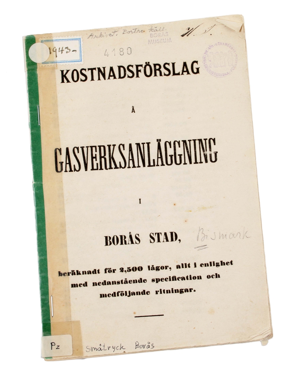 Häfte i beige papper med svart text. Ryggen grön och häftad med 2 klammer. Framsidan med texten: "KOSTNADSFÖRSLAG Å GASVERKSANLÄGGNING I BORÅS STAD". 4 blad. Resten av häftet med "förslag till vattenledning i Borås 1876".

Kostnadsförslaget framtaget, av "A. J. G. Bissmarck & C:o" i mars 1877 i Göteborg. Tryckt av "Albert Rydin" 1876 i Borås.