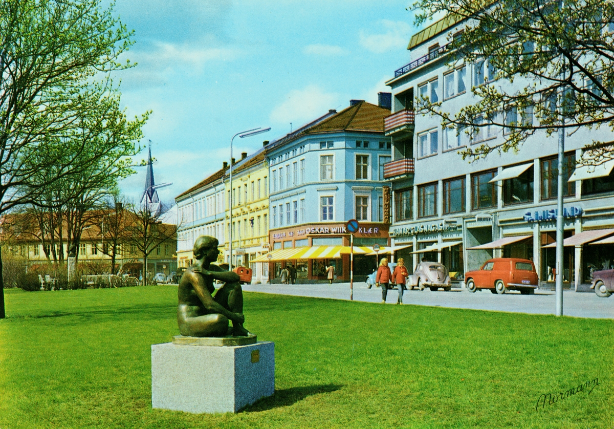 Postkort, Hamar, Strandgateparken, skulptur: "Sittende kvinne" av Arne Durban, gave til Hamar kommune fra Marta og Kristian Mohn 12. mars 1962, bronsestatue,