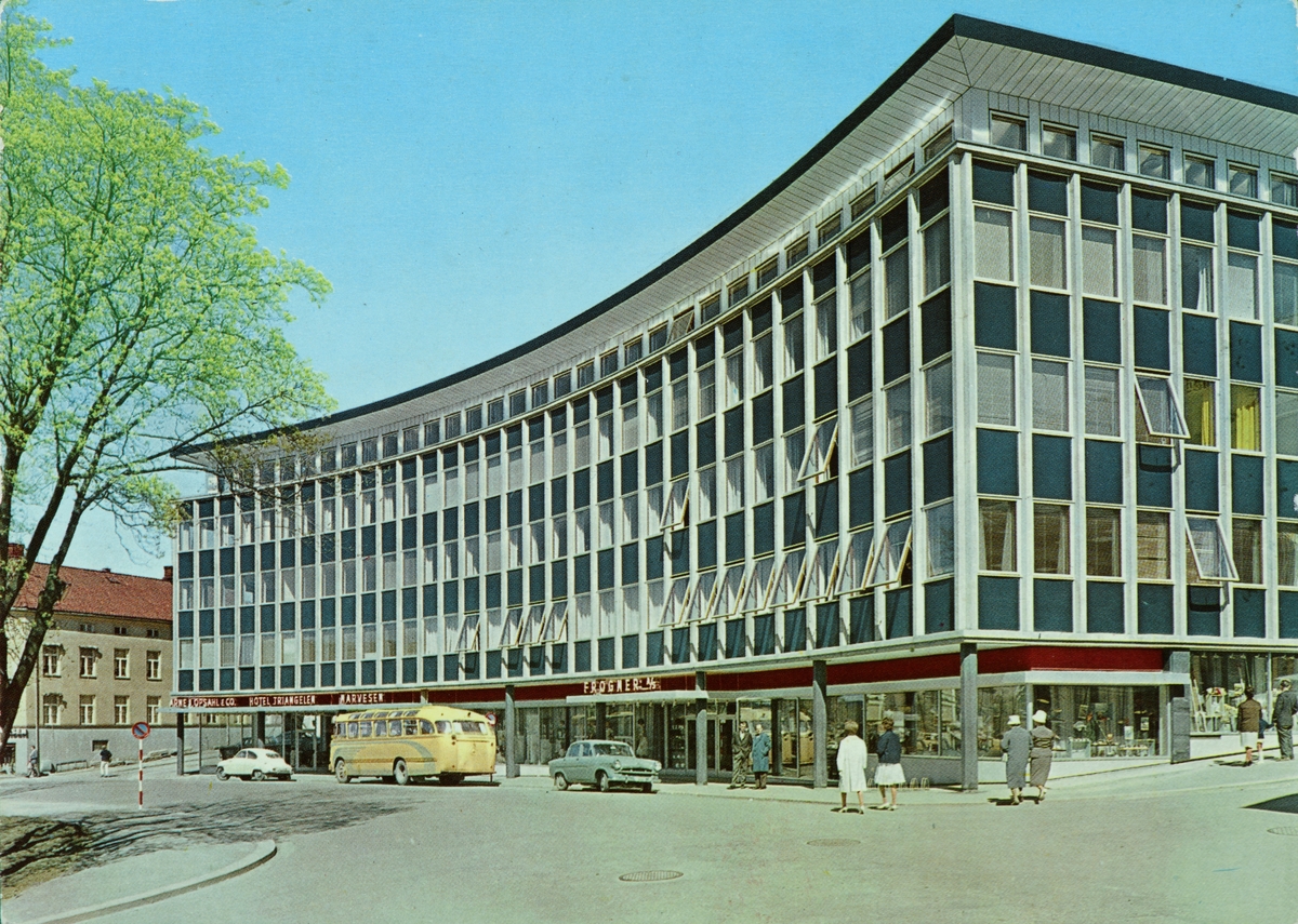 Postkort, Hamar, Triangelgården åpnet 1962, Hotell Triangelen, kontorbygg Arne J. Opsahl & Co, Narvesen kiosk, forretningen Frogner A/S, Torggata 63,  Bygget er tegnet av arkitekt Finn Poppe.