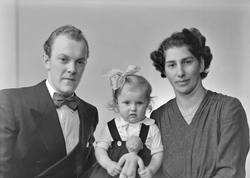 Nils og Hanna Tverrå med datter