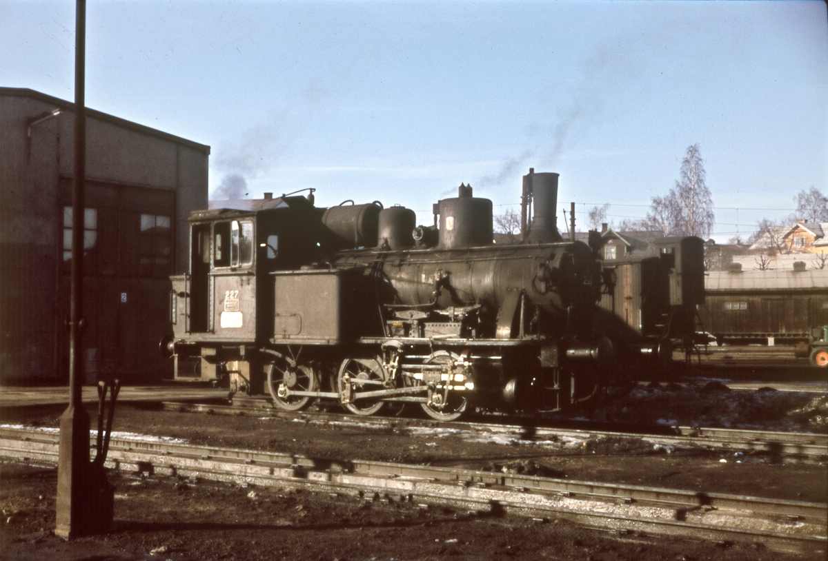 Damplokomotiv  type 25a nr 227 ved lokomotivstallen på Hamar stasjon