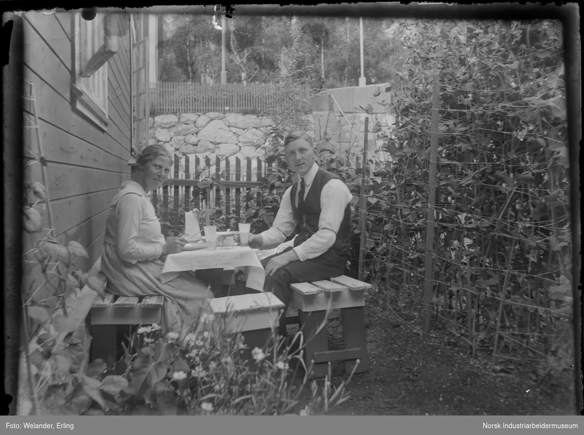 Erling Welander var ivrig hobbyfotograf og initiativtaker til Norges eldste kamera klubb, "Amatørfotografernes klubb" (senere "Rjukan kamera klubb") på Rjukan, stiftet 16. mars 1921. Welander var utdannet elektriker og ble i 1909 ansatt ved Rjukan Salpeterfabrikker som inspektør. Der jobbet han frem til han ble pensjonist.