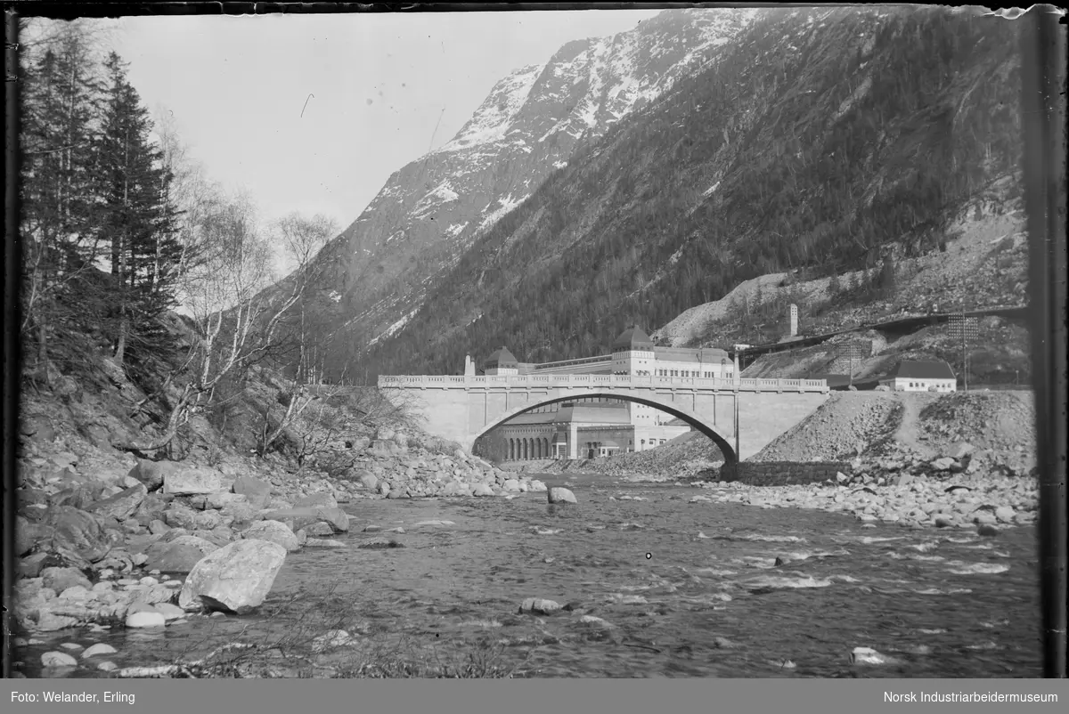 Birkalndbroa med Såheim Kraftstasjon i bakgrunnen.