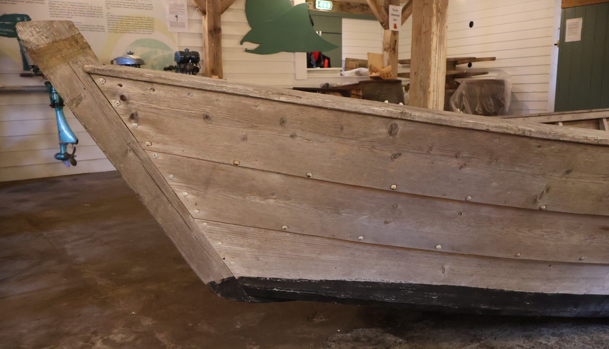 Skråmebåt bygd som ein pram med tre bordgangar og flat botn, og dessutan to tofter og to keipar av plast i fremre del av båten. Akterstavnen er rett.