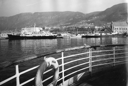 Hurtigruteskipet MS Lofoten (1964) sett fra DS Vågan, tidlig