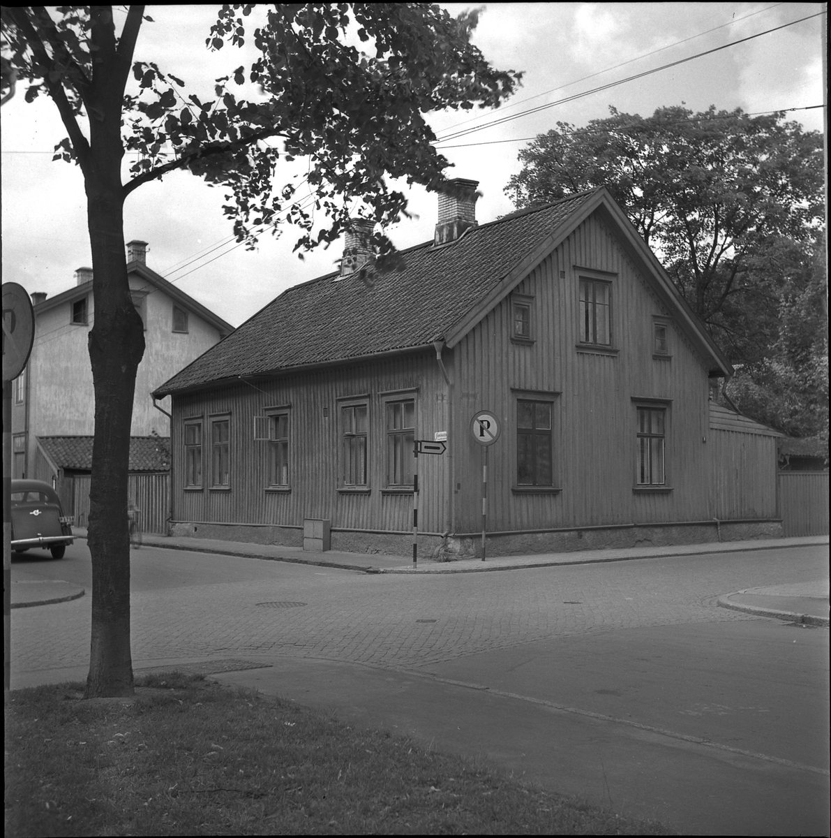 Fastighet (kallad Kollegabostället) i hörnet Drottninggatan – Västra Kyrkogatan, kv Älgen, 1952. 

Byggnaden revs 1963 för att bygga en parkering, som ännu finns kvar. Kollegabostället var en tjänstebostad för lärare i gamla stadsskolan. Huset donerades till staden 1813 av rektor Birger Knös men friköptes sedan 1946 och blev då hyreshus fram till rivningen.