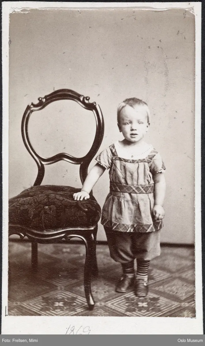 portrett, barn, stående helfigur, stol