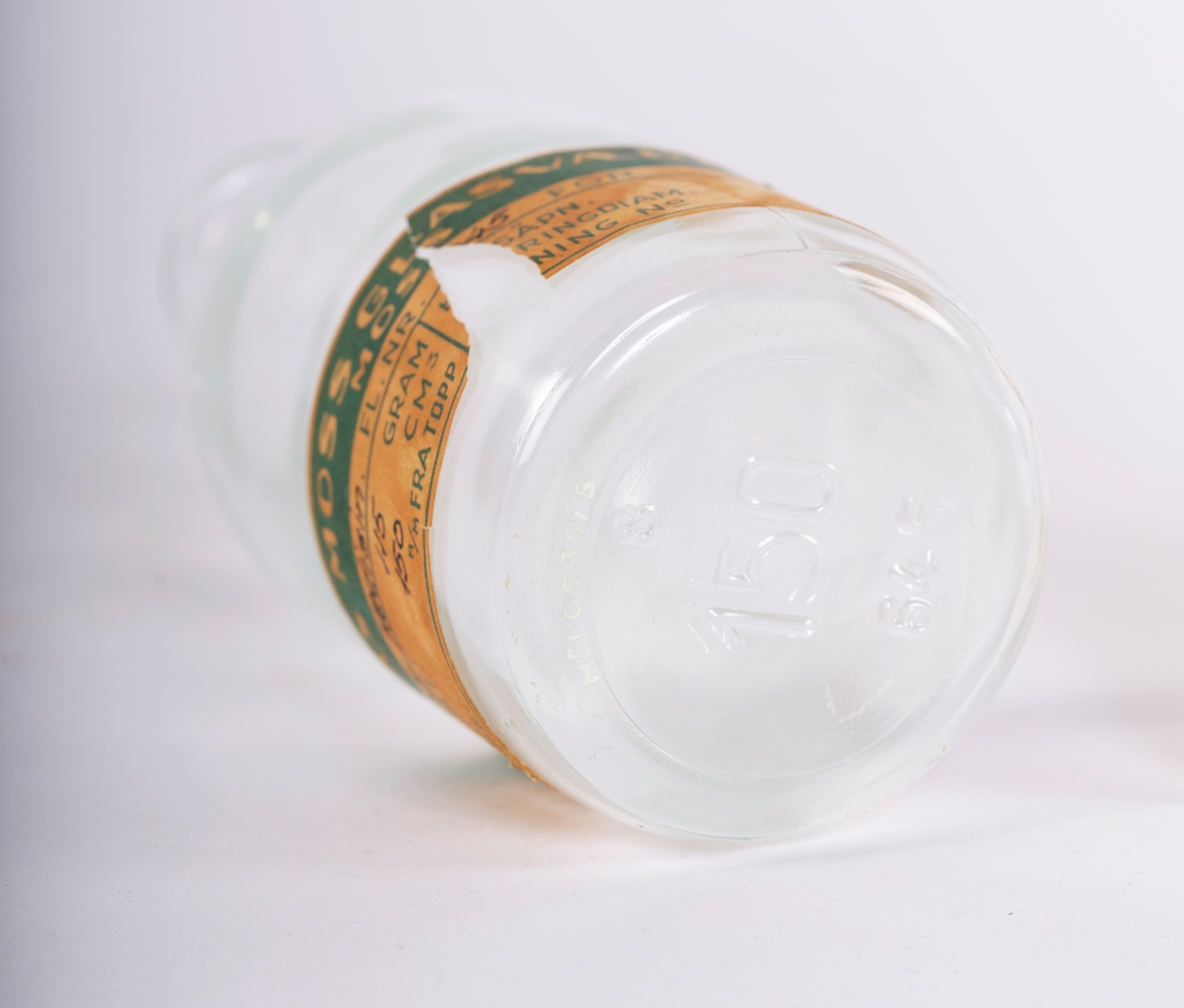 To sylindriske medisinflasker fra Moss Glasværk - en i brunt glass og en i klart.