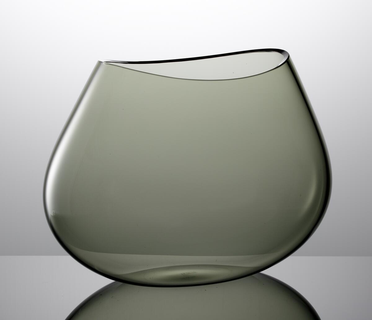 Formgivare: Nils Landberg. Stor skål i rökgrå färg. Oval form med svängd mynning.