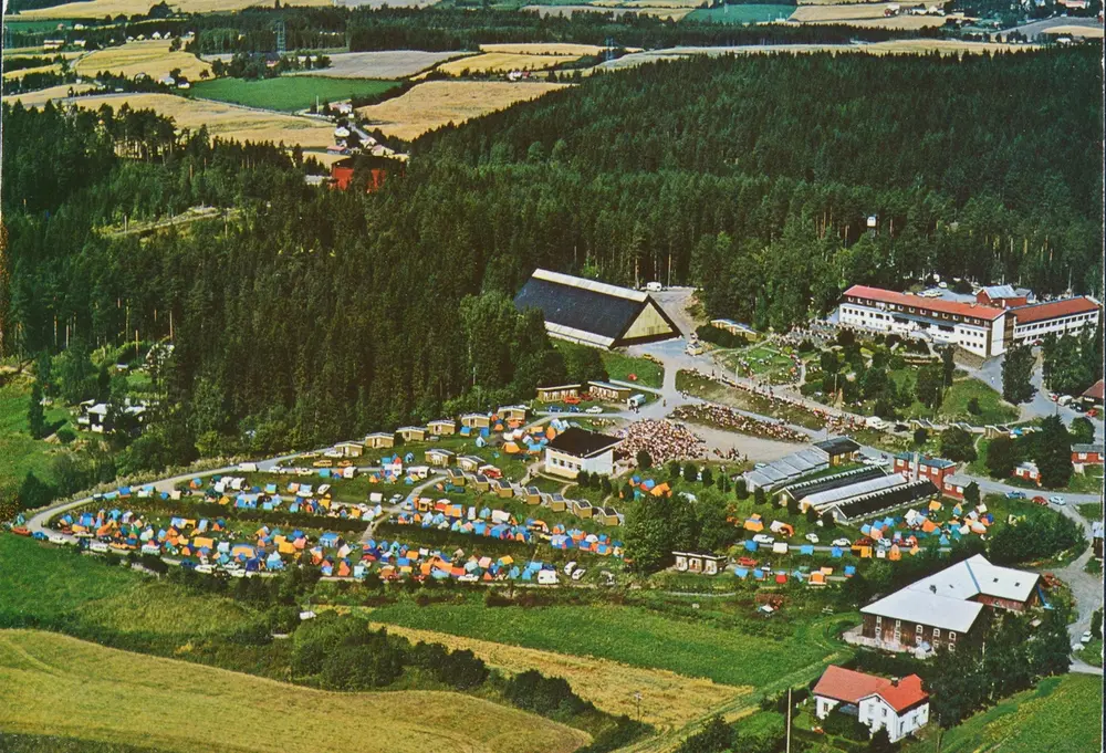 Flyfoto av Hedmarktoppen Folkehøyskole og området rundt.