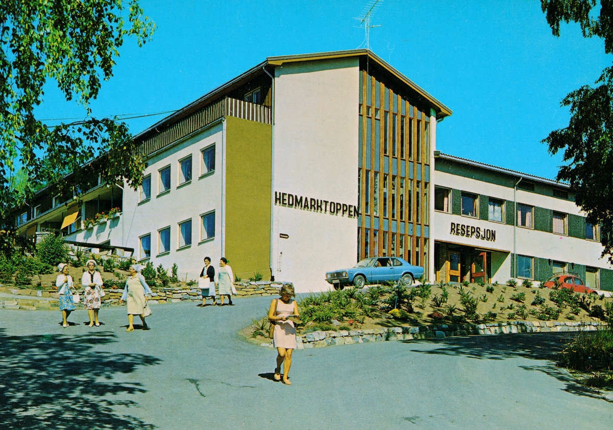 Postkort, Hamar, Hedmarktoppen Motell og Camping er blitt til Hedmarktoppen Folkehøyskole, det nye skolebygget, internatet, ble innviet 16. september 1972, Pinsvennenes folkehøgskole startet med første kull 14. september 1970,