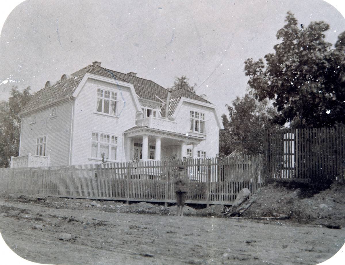 Postkort, Hamar, Stafsbergvegen 33, eksteriør bolighuset Fredensborg, bygd i 1882, inspirert av arkitektekturen til Eidsvollsbygningen,