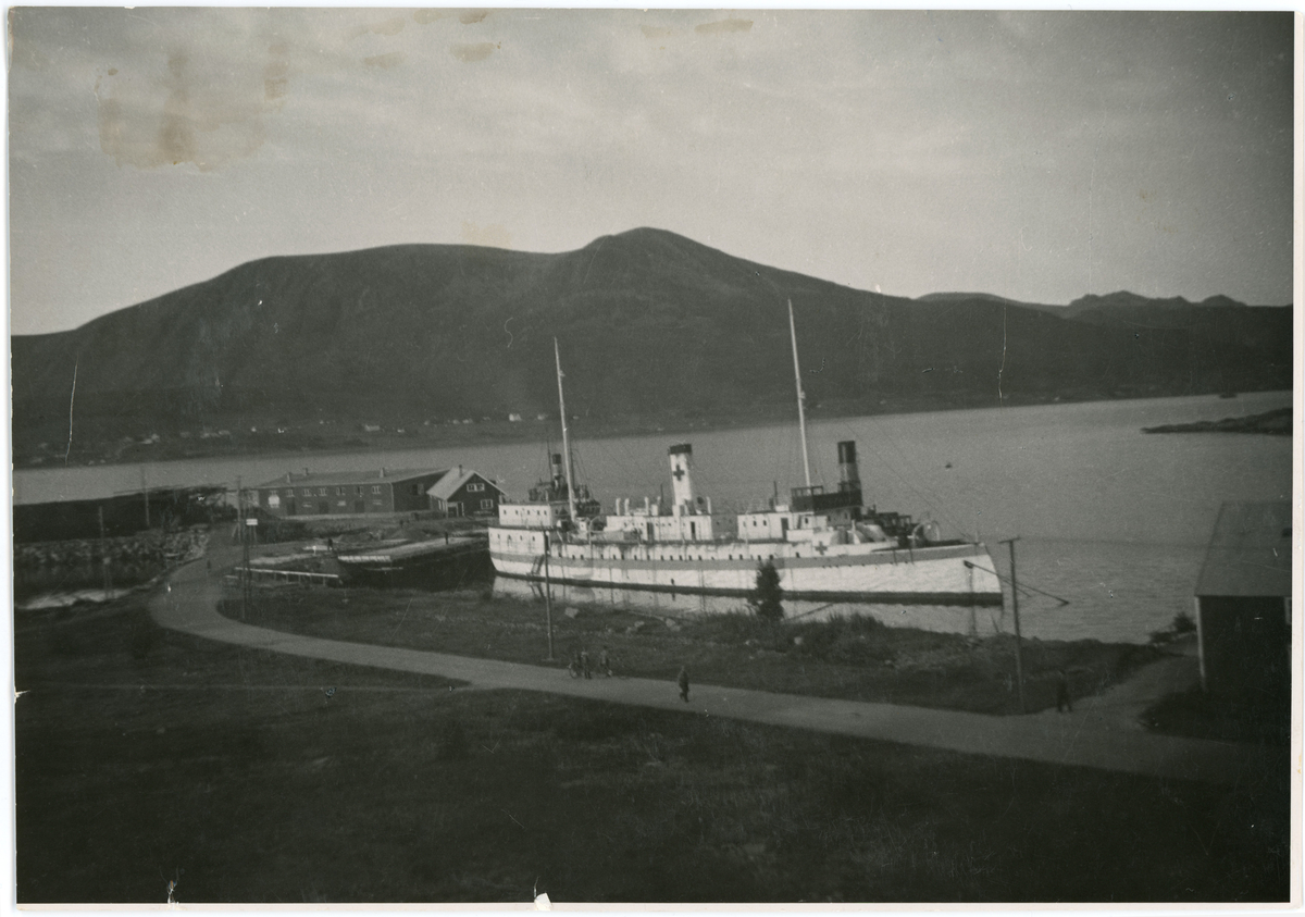 H/S "Viking" var et flytende hospital som betjente kystbefolkningen i Nordland og Finnmark med helsetjenester fra 1923 til 1938. Båten var en gave fra et enstemmig storting til Norges Røde Kors, som sto for drift og finansiering. Stokmarknes havn, 1941.