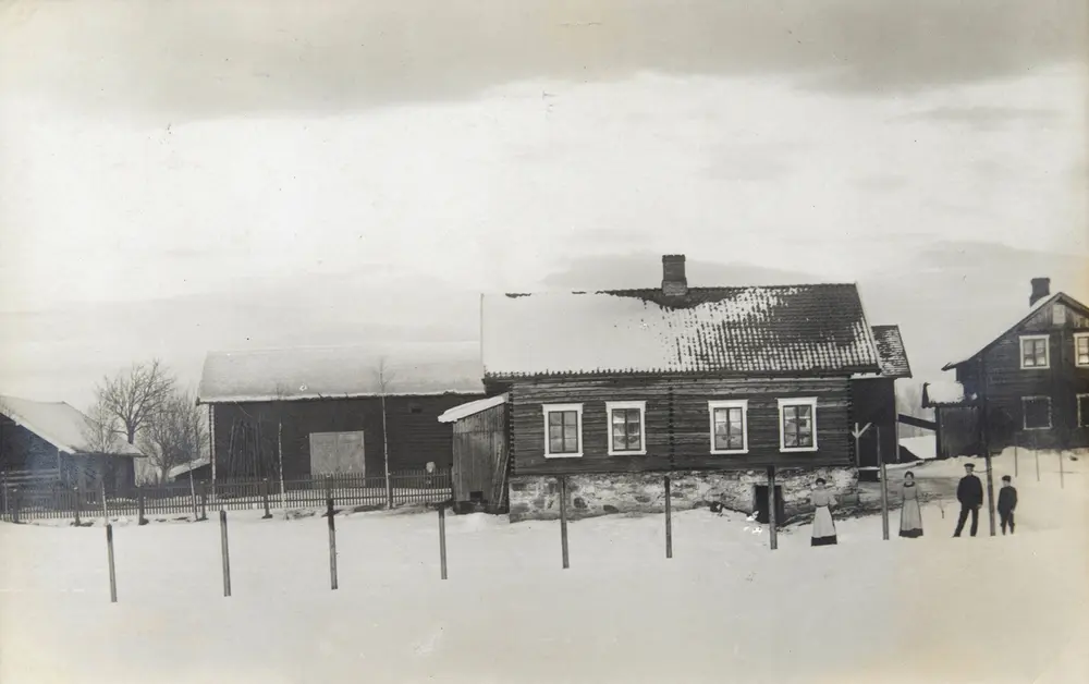 Gården Bjørke østre i Løten om vinteren.
