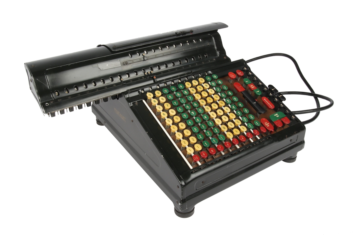 Elekstrisk mekanisk regnemaskin av merket «Marchant» Produsert av «Marchant calculating machine company, INC» Oakland California, USA. Sortlakkert regnemaskin med 10 rader med taster.