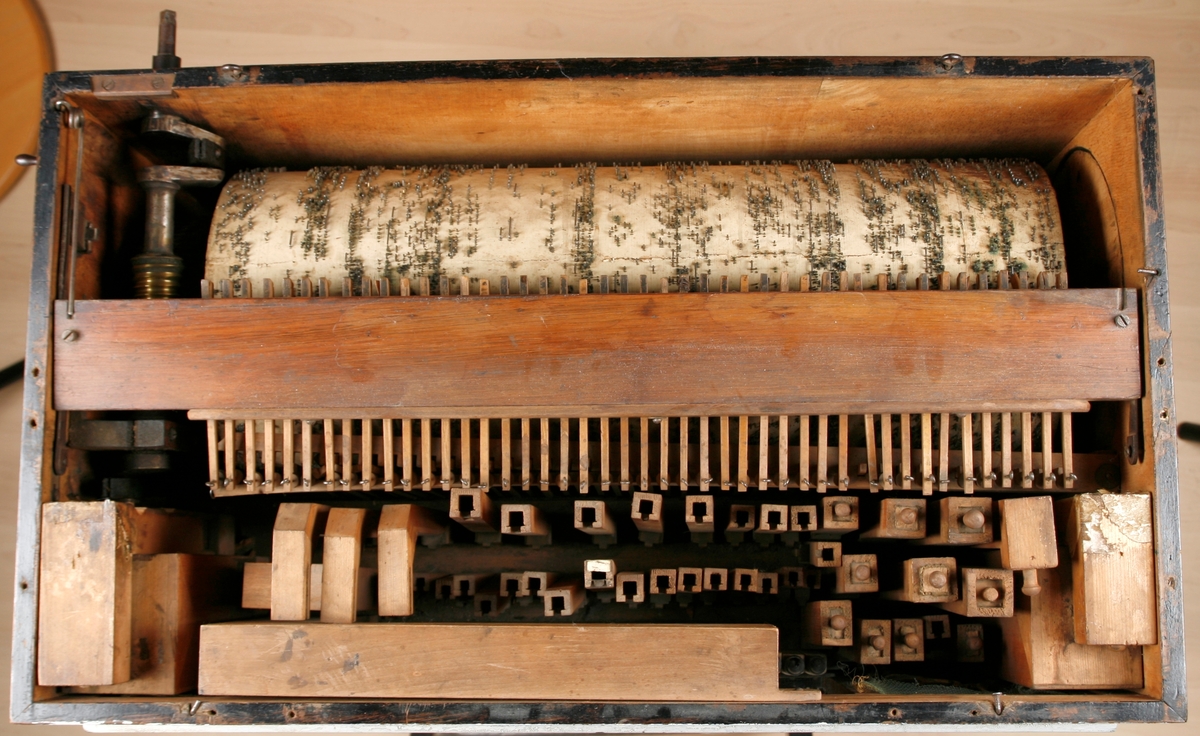 Mekanisk instrument med 8 melodier, 44 toner og 5(?) register.
Repertoar fra 1910-tallet, tysk/fransk populær musikk.

Kasse i tre, på fire hjørneben med messingbeslagfastmontert på bunnplate, muligens sekundært. Håndtak av messing på hver kortside. Todelt lokk, én del dekker sylinderen av tre, den andre delen dekker pipene. 

Piper, i hovedsak av nåletre (med front og forslag av løvtre, og stemmeplater i messing og zink?). Ialt fire sleifer (muligens én stemme i tillegg). Tre stemmer (?) står på vindlade, én stemme med liggende piper under kassen, samt 13 bambus-rør på undersien (ukjent stemmefunksjon, muligens noen form av perkusjon?). Stemmer sett forfra på vindladen: 

- 17 stk. dekket fasadepiper, hvitmalt forside, plassert i pyramideform + 5 gedakt (1 mangler hatt) + 2 gedakt, hjørnepiper
- 1 gedakt +18 åpne, i pyramideform + 1 åpen og 3 gedakt
- 4 åpne piper i vinkel (1 mangler)(detaljebilder største, t.v.)+ 8 åpne + 5 gedakt
- 19 gedakt, liggende piper i vinkel (underside)
- 13 bambusstaver (undersde, uklar funksjon)

Sylinder av tre med metallstifter. Sylinderen trukket med hvitt papir. Aksel av messing. I alt åtte melodier. Melodiene kan endres ved at sylinderen trekkes fram og tilbake, låsmekanisme i messing på kassens side. Melodinavn på melodikort (se sep. dokument: "Innskrifter").

Spilleverk inne i kassen. En sveiv pumper luft til pipene via en  belg og setter samtidlig valsen i bevegelse.