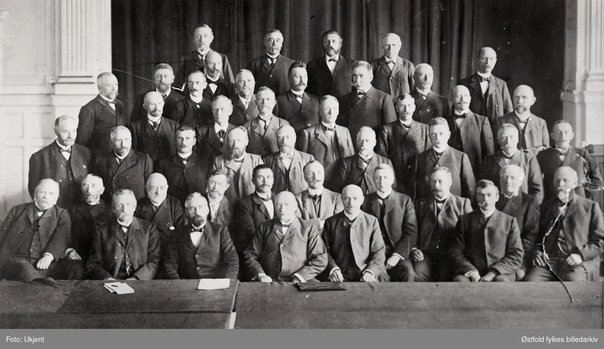 Gruppebilde fra lensmennenes landsmøte i Trondheim 9.-11. august 1907. 
Lensmann fra Tune er en av deltakerne., antakelig Hans Strømsæther som står som nr. 5 fra venstre i andre rekke.
Etternavn til alle deltakerne er med på bilde 2.
