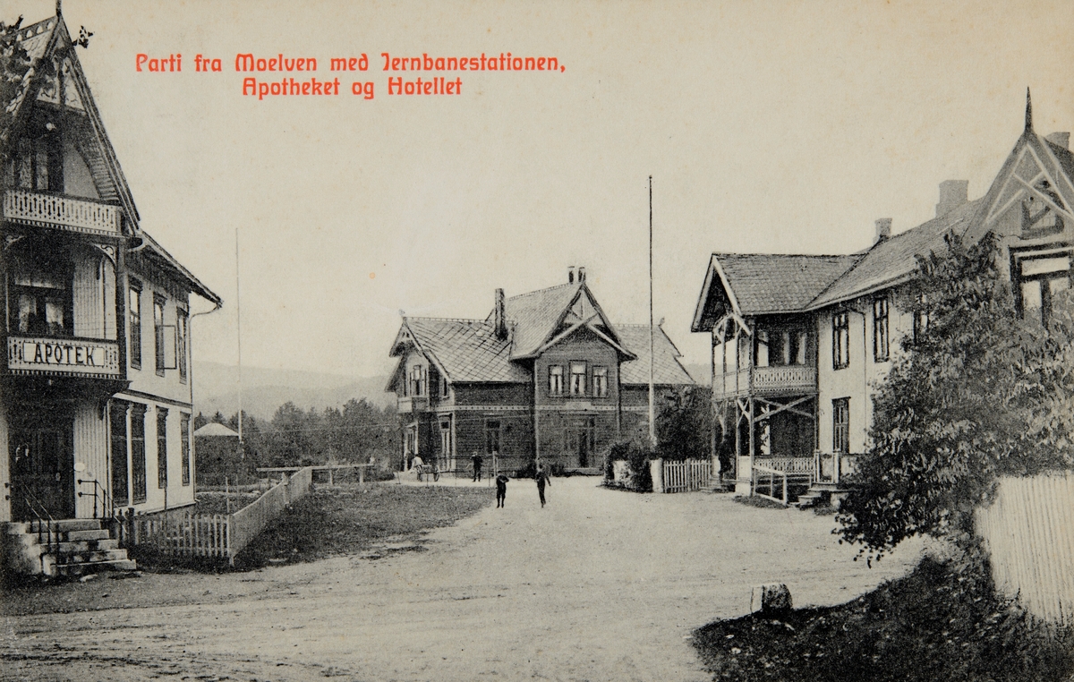 Postkort, Ringsaker, Moelv stasjon, Ringsaker Apotek til venstre og Moelven hotell til høyre, som stod ferdig ved jernbanens åpning i 1894,