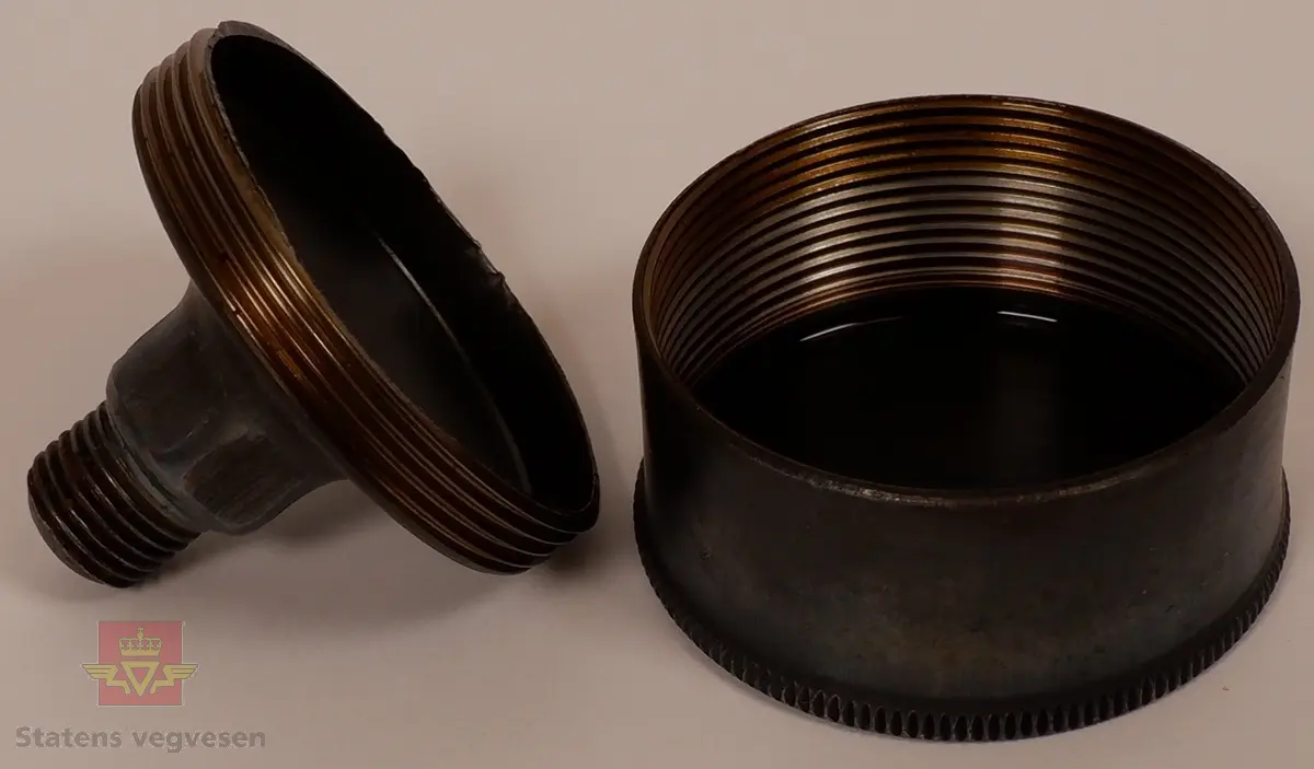4 størrelser av sylinderformede kopper i 2 deler laget av metall. De to delene har gjenger slik at de skrues inn i hverandre. I enden har de 1/2 toms UNF gjenger.