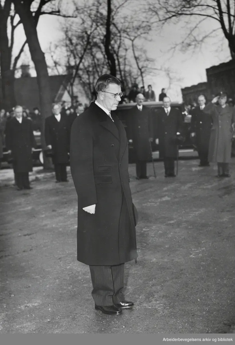 Kong Gustav VI Adolf besøker Oslo. 10. til 11. Mars 1952. Legger ned krans for de falne på Akershus Festning.
