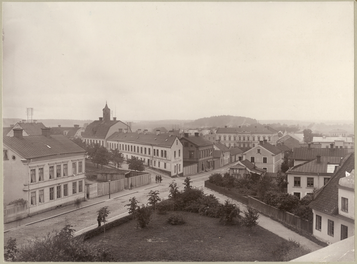 Kyrkogatan och Trekanten - nuvarande Afzelii plan, Enköping, vy från tingshustornet, ca 1896-1897.