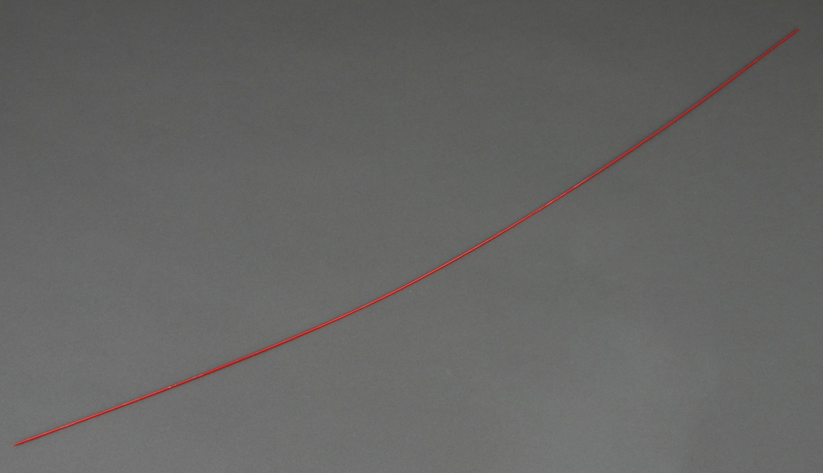 To stålpinner, lakkert i henholdsvis rødt og svart. Pinnene har en spiss avslutning i begge ender.