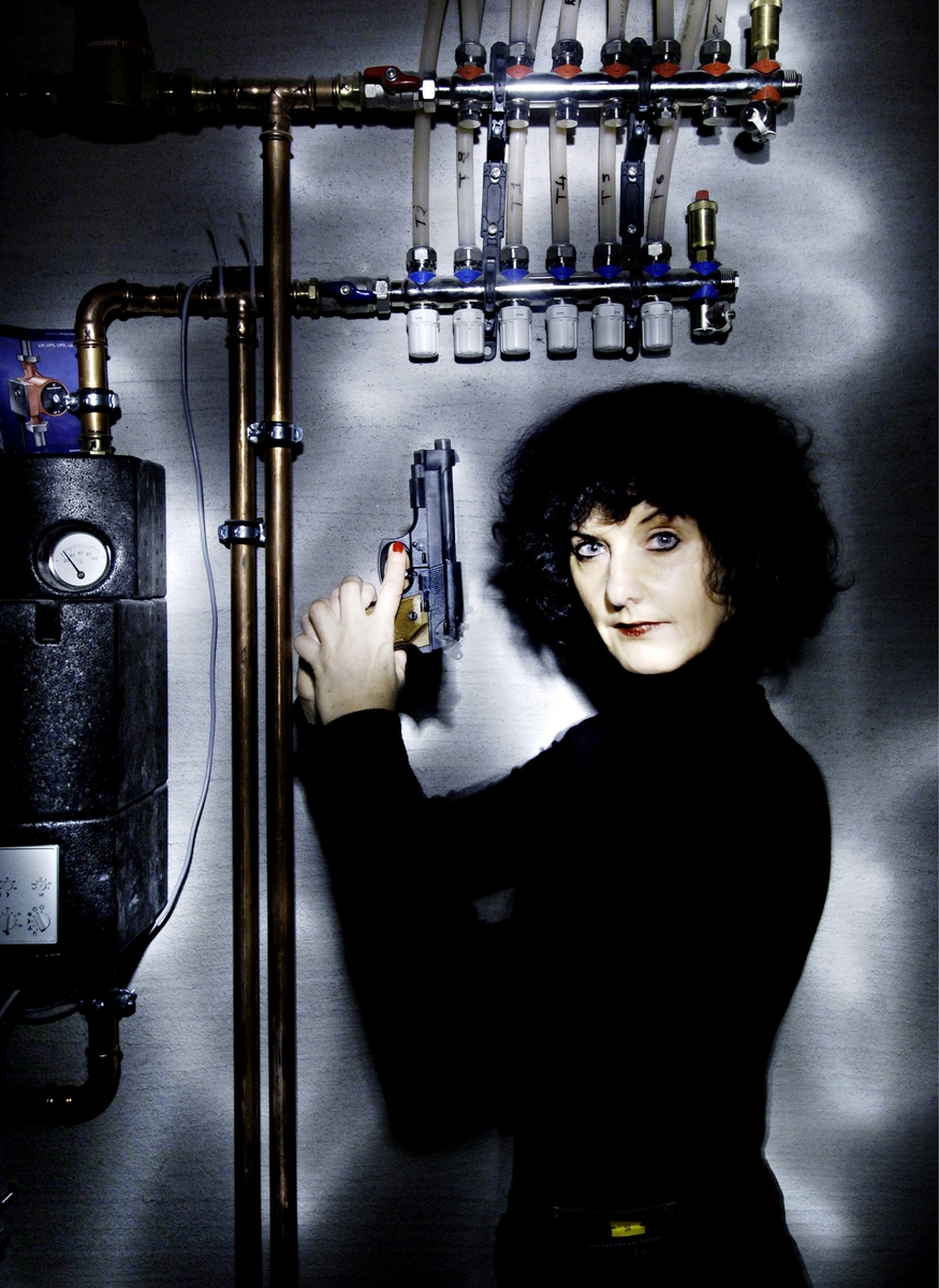 Portrett av krimforfatter Unni Lindell  med pistol.