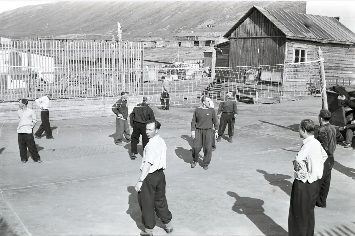 Beboerne i Colesbukta i 1960. Sysselmannsfullmektig Westeren, sysselmannsbetjent Carl A. Wendt med flere på besøk. Volleyballkamp.