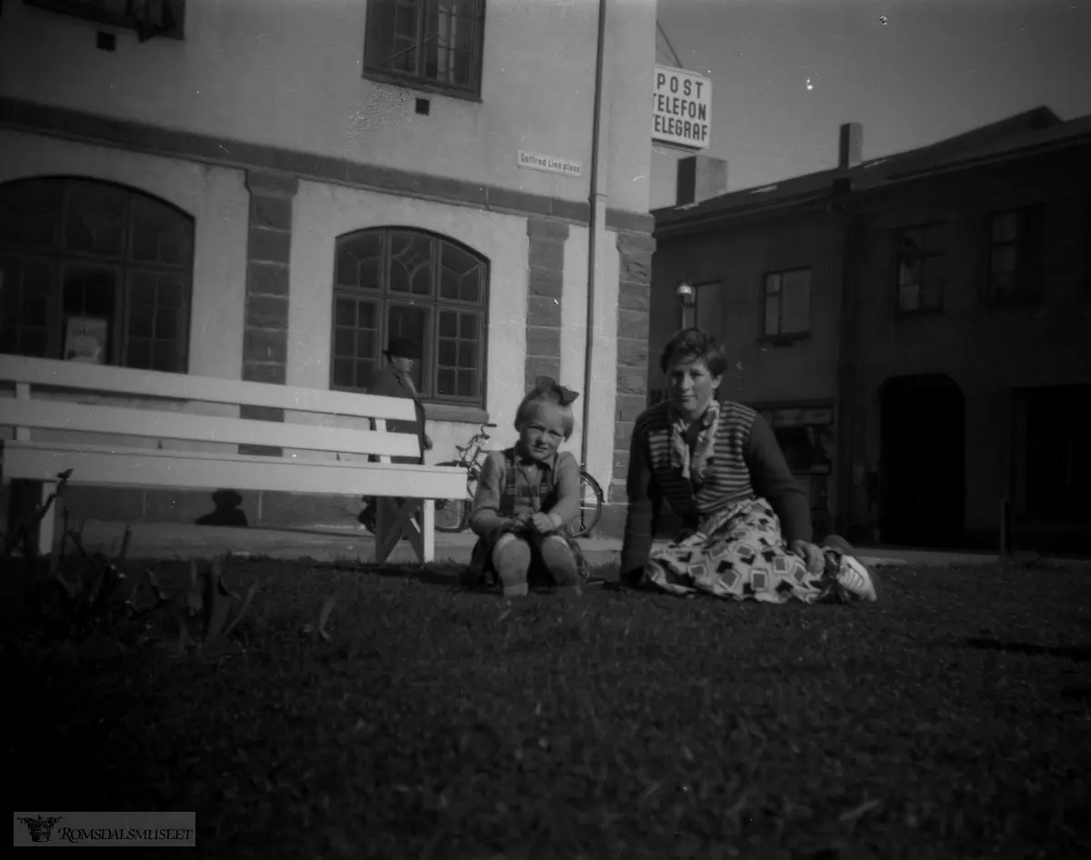 Bildet er tatt utenfor telegrafen i Molde. Søstrene Antonsen.