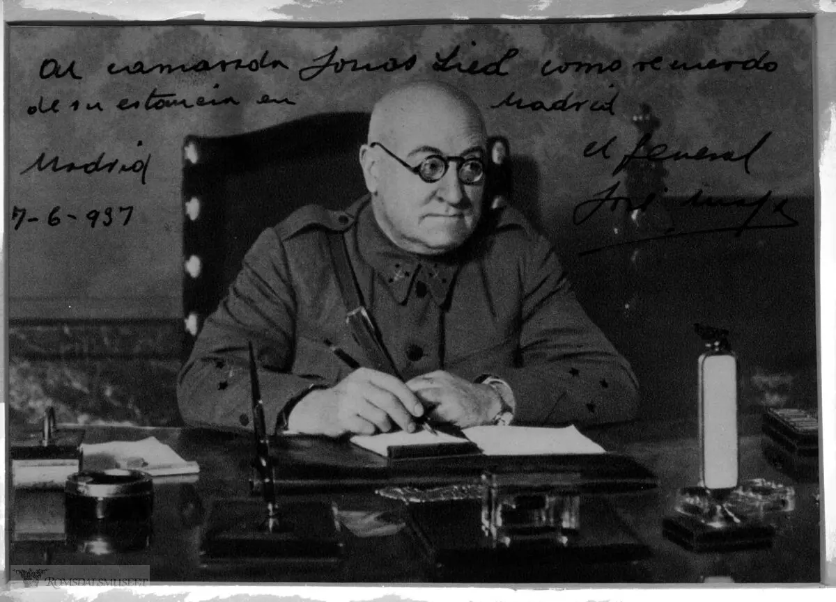 Fra Jonas Lied samlingen., "Photograph given to me by General Miaja at his subterranean Madrid Headquarters on the day when the city had its heaviest shelling by General Franco" "Translation: To Comrade Jonas Lied as memento of his stay in Madrid. 07.06.1937, General Jose Miaja"