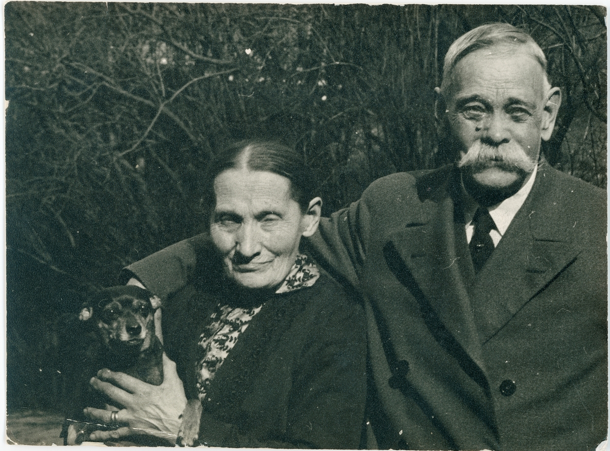 Kakelugnsmakare Fredrik August Olsson och hans hustru Augusta i trädgården, Bredgränd 7, Uppsala