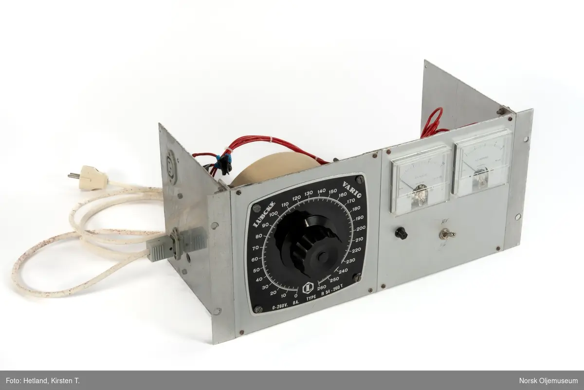 Innebygd enhet med spenningsregulator, voltmeter og amperemeter. Enheten er skrudd fast til seksjonen.