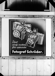 Reklame for fotoapparater hos Fotograf Schrøder.