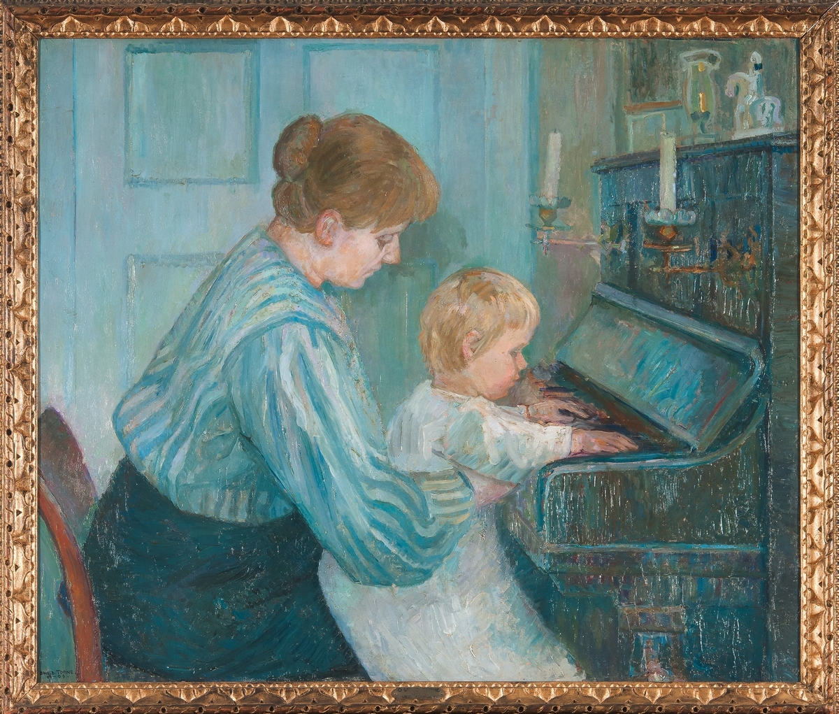 Kvinne med barn på fanget sitter ved pianoet.