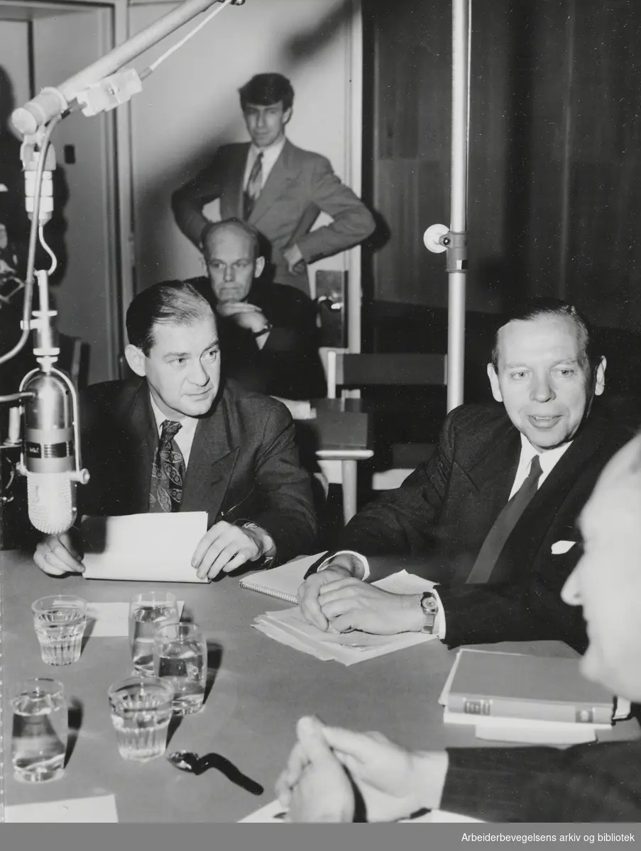 Radiodebatt før Stortingsvalget 1953. Erling Wikborg fra Krf til høyre. Oktober 1953.