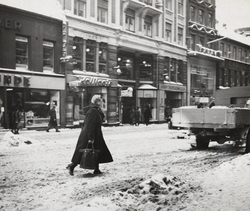 Voldsomt snøvær i Oslo. Storgata. Febr. 1954