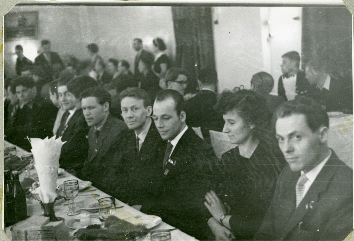 Middag for deltakerne i skikonkurranse mellom nordmenn og russere i Barentsburg i 1960