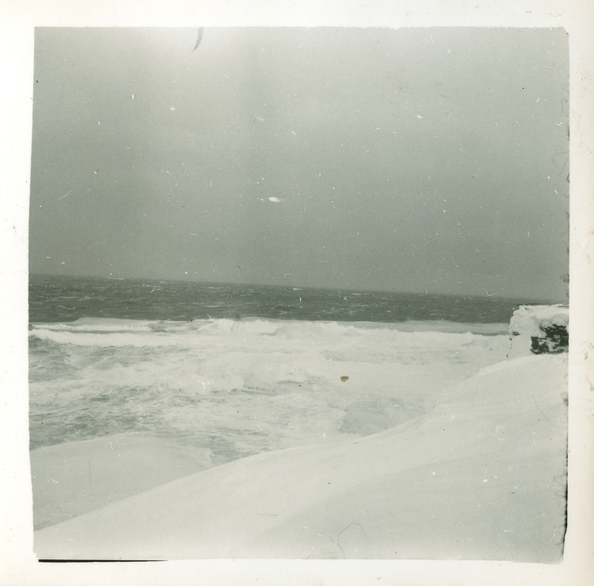Vinterdag med storm. Overvintring på Bjørnøya 1957-58.
