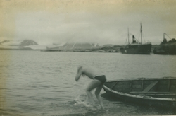 En mann bader seg i sjøen i Ny-London på Blomstrandhalvøya. 
