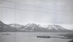 Fraktbåt ved kaia i Longyearbyen.