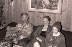 Sysselmann Odd Birketvedt, Anna Wendt, og Ingrid Wendt fotog