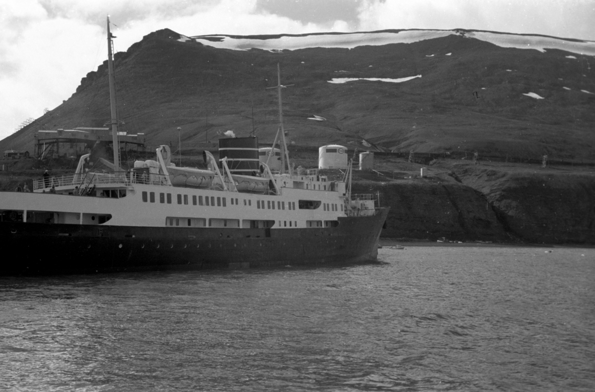 Et skip ved kai i Longyearbyen.