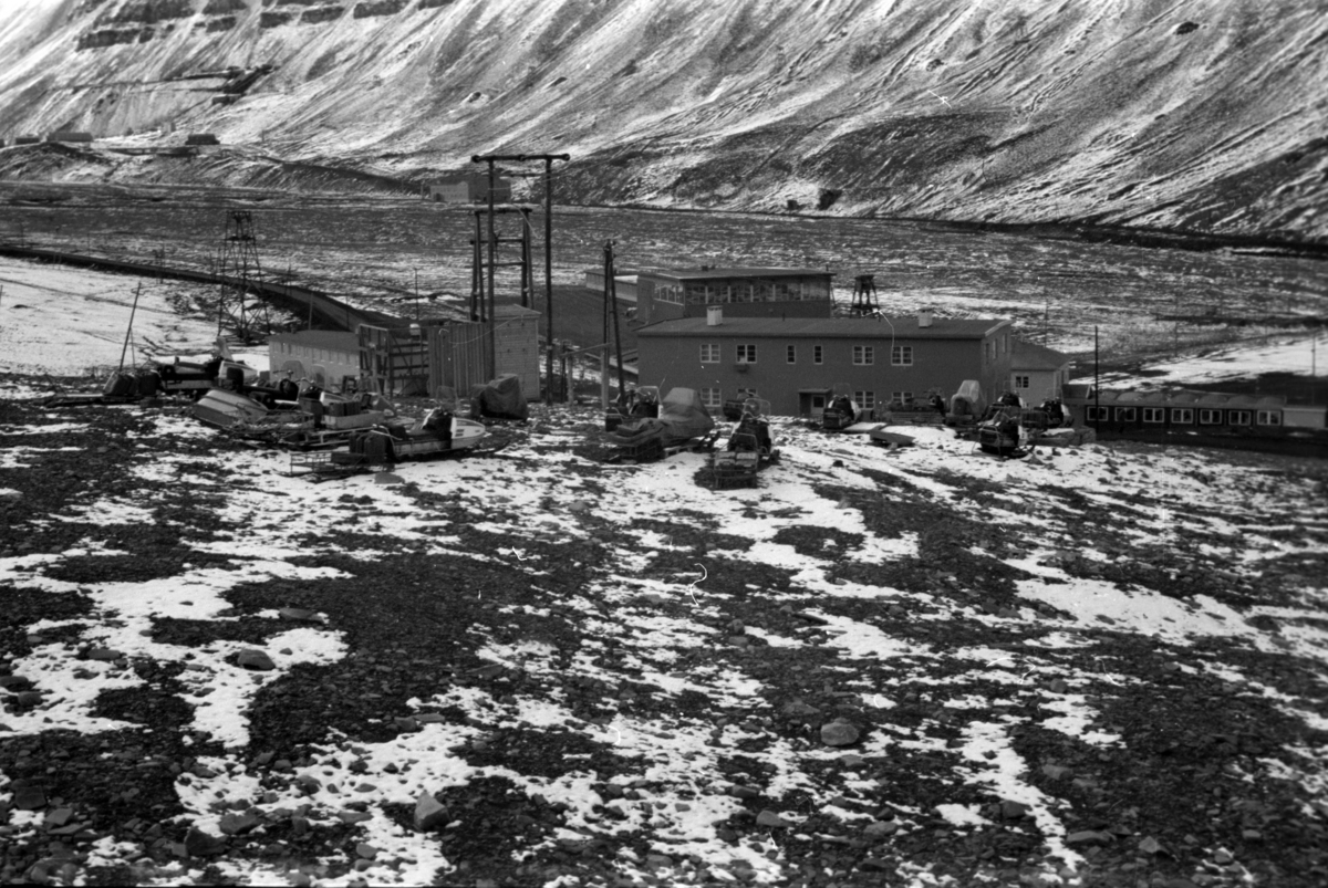Anlegger i Longyearbyen, Huset bak.