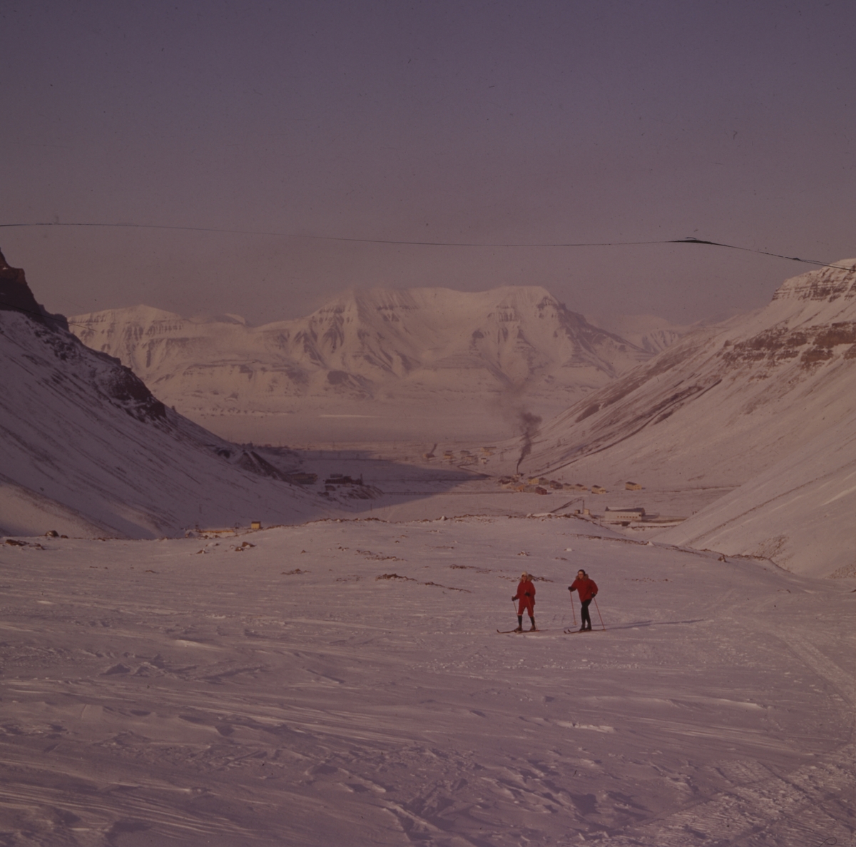 To personner på ski på Longyearbreen.