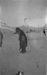Ei kvinne med barn på vei i Longyearbyen.