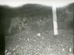 To menn (muligens Bay og Sandnæs) på arbeid inne i en gruve 