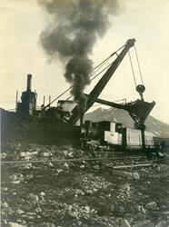 Lokomotiv med vogner i Kings Bay ca.1920. Bildene er fra Jen