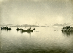 Fem skip på Kongsfjorden utenfor Ny-Ålesund ca.1917. Fra ven