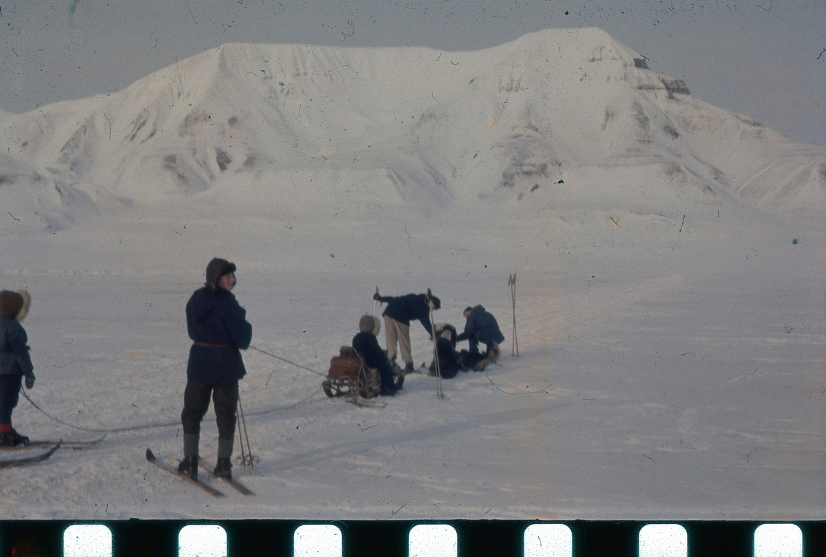 Bilder etter Hans og Astri Torgersrud som bodde i Longyearbyen i perioden 1955-1961